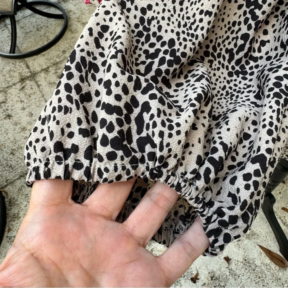 BELONGSCI. V-neckline, long sleeves, Pullover.Tan/Black Animal Print. S… - Picture 4 of 9